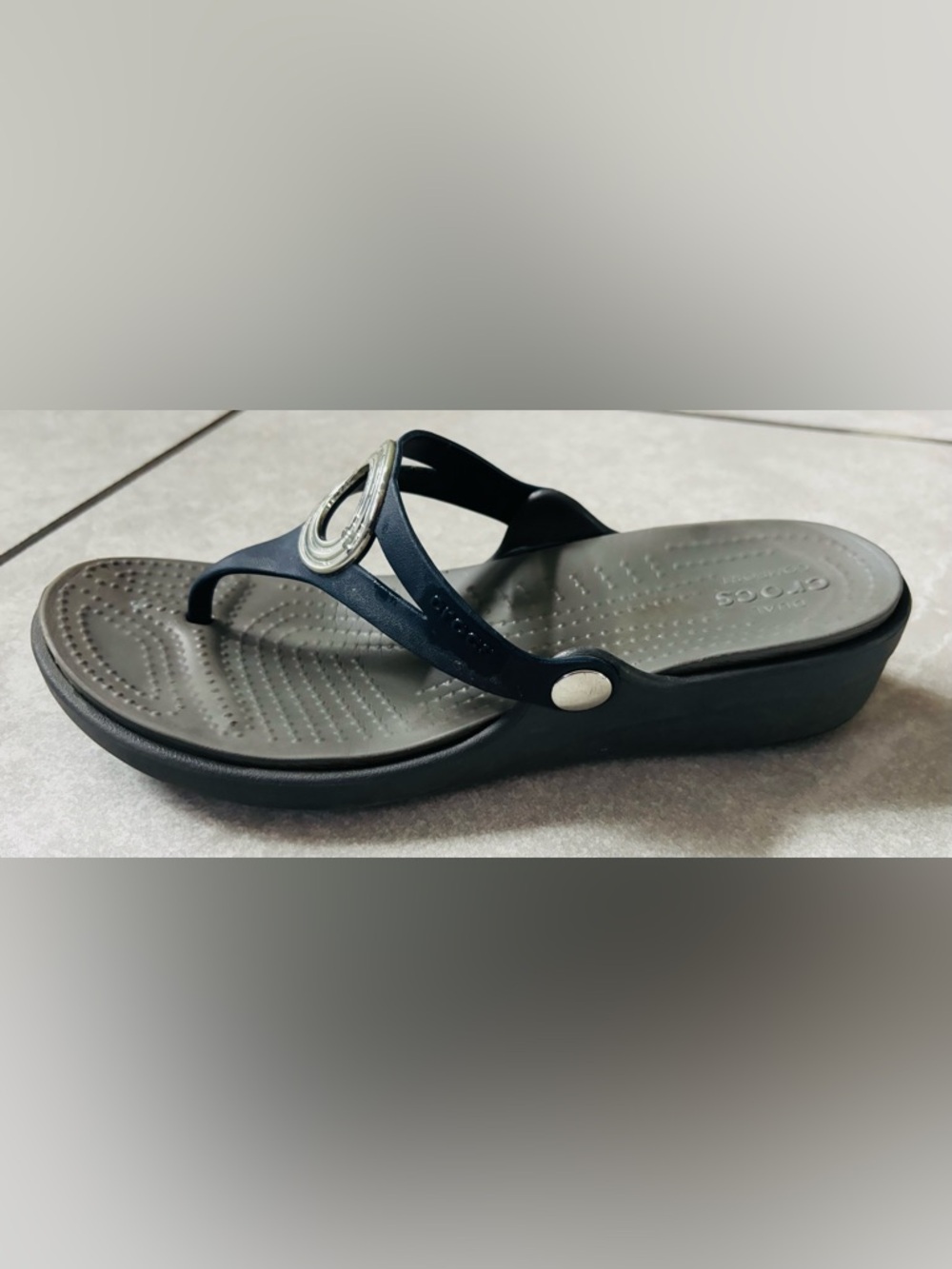 Crocs Sanrah Silver Circle Wedge Sandals - Picture 9 of 11
